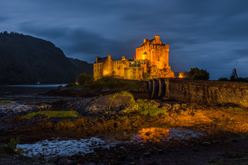Fototapeta na wymiar Eilean Donan castle in the night, Scotland