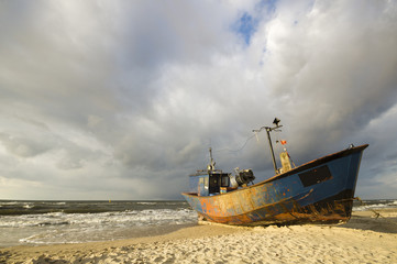 Kuter rybacki na morskiej plaży © Mike Mareen