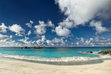 Fototapeta premium Dynamic clouds over the sea 