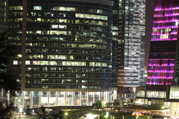 вид на современный бизнес-центр ночью