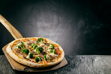 Stomende hete pizza wordt geserveerd in een restaurant