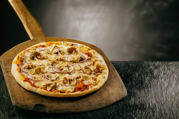 Photo sur Plexiglas Pizzeria Savoureuse pizza italienne sur un menu de pizzeria