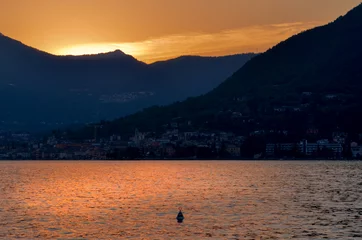 Poster zon gaat onder achter de bergen bij het Gardameer © pvdwal
