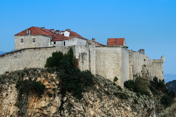 Fototapeta na wymiar Mauer und Häuser der Altstadt von Dubrovnik
