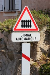 Panneau signalant un passage à niveau avec balise de présignalisation à 50 m