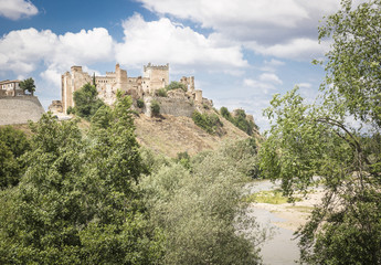 Fototapeta na wymiar Castle in Escalona town and river Alberche - Toledo - Spain