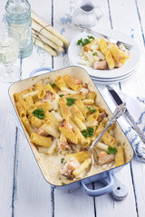 Nudelauflauf mit Lachs und Spargel