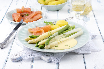 Spargel mit Räucherlachs