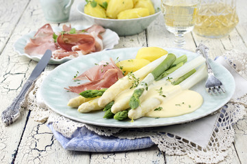 Weißer Spargel mit Schinken