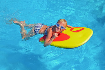 Kind beim schwimmen im pool