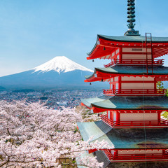 Obraz premium Pagoda Chureito z górą Fuji w tle w Japonii