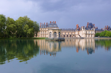 Fototapeta na wymiar Park and royal residence in Fontainebleau, France .