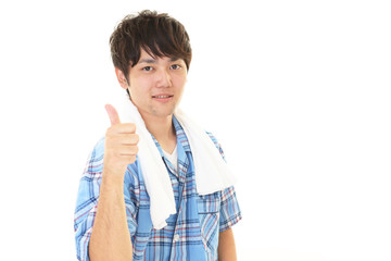 パジャマ姿の笑顔の男性