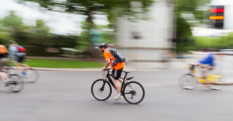 Fototapeta na wymiar Radfahrer in der Stadt in Bewegungsunschärfe