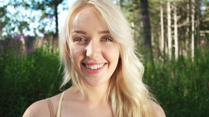 Naklejka premium Beautiful blonde girl smiling to the camera