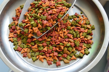 pet food in scoop on weighting scale tray