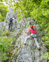 leichte Kletterstelle im felsigen Gelände