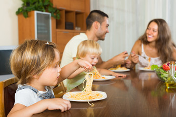 Obraz na płótnie Canvas Family of four eating spaghetti