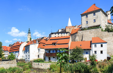 Bystrzyca Kłodzka - widok starego miasta z fragmentem murów miejskich od strony rzeki Bystrzycy