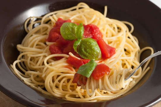 spaghetti with fresh tomato and basil