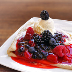 beeren crepe mit vanille eis