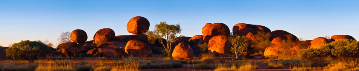 Deurstickers Australië Devil& 39 s Marbles, Australië. De Devils Marbles zijn een uitgebreide verzameling rode granieten rotsblokken in het Tennant Creek-gebied van het Northern Territory van Australië