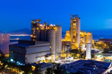Store enrouleur tamisant Bâtiment industriel Cement Plant and power complex at evening