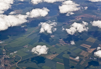 Blick aus einem Flugzeug auf die Erde