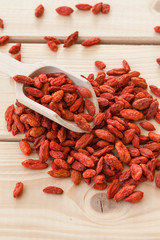Goji Beeren auf rustikalem Hintergrund