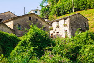 Fototapeta na wymiar Vecchie case nel borgo di Isola Santa in Toscana