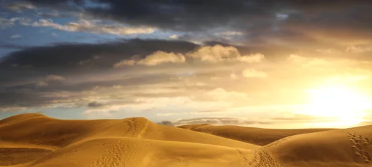 Foto auf Acrylglas Sandige Wüste Sonnenaufgang über der Wüste