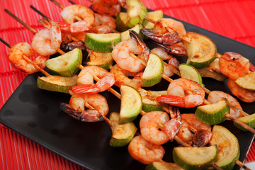 Shrimps skewers with vegetables