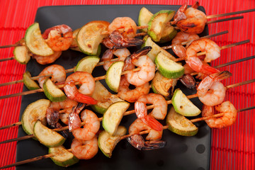Shrimps skewers with vegetables