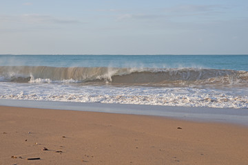 Hohe Wellen vor der Küste
