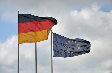 Fahnen von Deutschland und EU