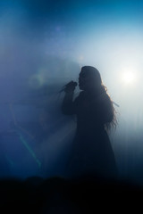 chanteur musicien contre jour scène musique live
