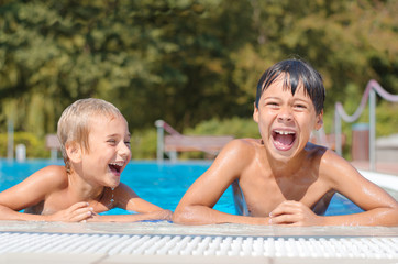 Kinder im Schwimmbad