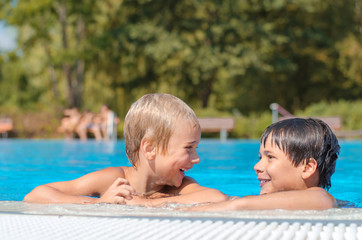 Kinder im Schwimmbad - 89107110