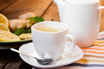 имбирный чай с лимоном в белой чашке