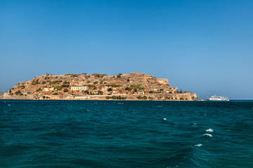 Fototapeta na wymiar Греция. Крит. Вид с моря на остров Спиналонга