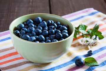 свежая голубика в тарелке