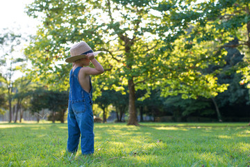 大きすぎる麦藁帽子で遊ぶ女の子