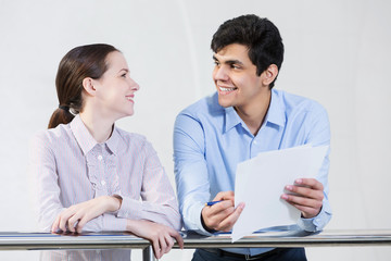 Obraz premium Guy and girl having dialogue