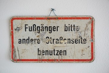 Fototapeta premium Verkehrszeichen traffic sign Nostalgie Vintage used