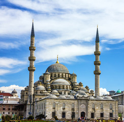 Fototapeta na wymiar Galata Bridge and mosque, Eminonu, Istanbul, Turkey.