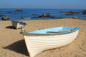 Barque de pêche sur une plage de méditerranée (Alger Est), Algérie © Picturereflex