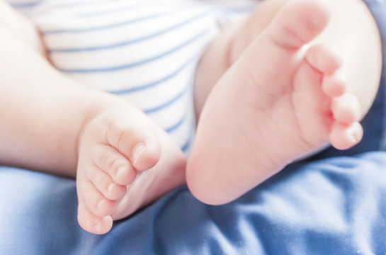 I piedi di un neonato