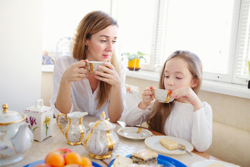 Obraz na płótnie Canvas family has breakfast in the morning