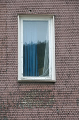 Fenster in Holzfassade