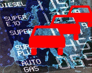 Benzinpreise in Europa 
Die Karte von Europa ist überlagert durch eine durchscheinende Benzinpreisanzeigetafel, darüber rote Autosymbole 
